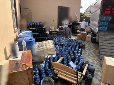 Фото 14 — Под Киевом нашли подпольный цех по производству алкоголя: вывезли 12 тонн фальсификата (ФОТО)