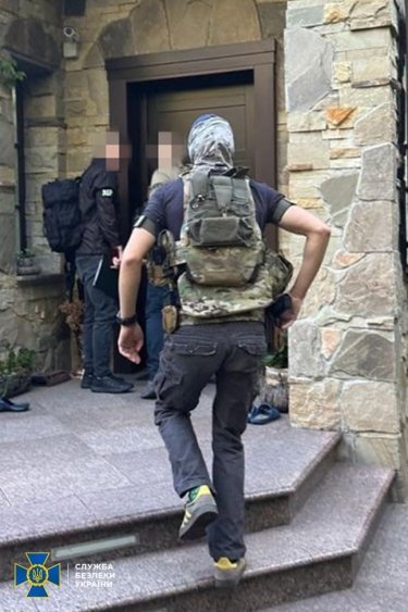 Фото 2 — Правоохранители проводят обыски у бывшего нардепа по делу об отмывании более 500 млн грн (ФОТО)