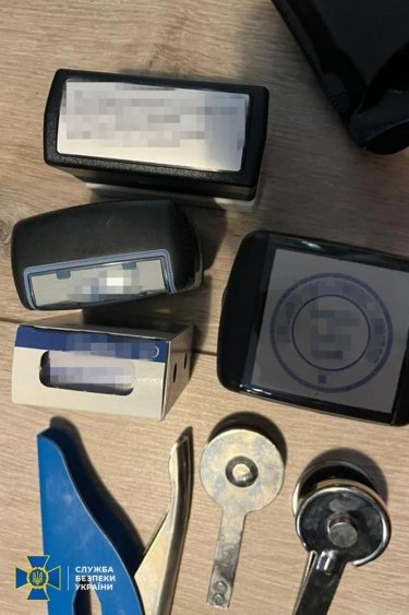 Фото 4 — Правоохранители проводят обыски у бывшего нардепа по делу об отмывании более 500 млн грн (ФОТО)