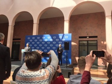 Фото 2 — Как Порошенко ждал Зеленского на НСК "Олимпийский" (РЕПОРТАЖ)