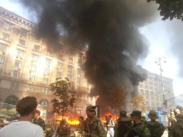 Фото 10 — На Майдане убирают баррикады, горят шины (обновляется 19.50)