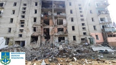 Фото 3 — Российские войска ударили по пятиэтажке в Вознесенске: 12 человек ранены (ФОТО)