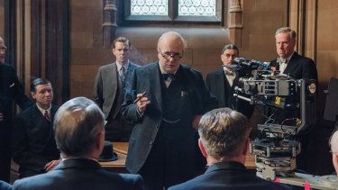 Фото 4 — Черчилль и броневик: о фильме "Темные времена"