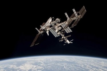 Фото 6 — NASA показали уникальные фотографии шаттла Endeavour и МКС