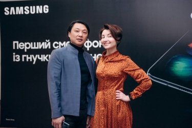 Фото 4 — Samsung представил в Украине свой флагман — смартфон с гибким экраном за 57 тысяч грн