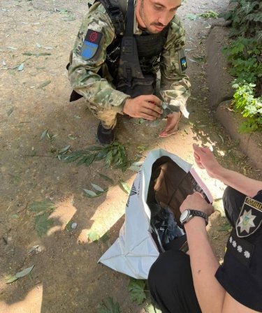 Фото 4 — Ракетный обстрел Киева: вражеский снаряд повредил водопроводную магистраль во дворе детсада (ФОТО)