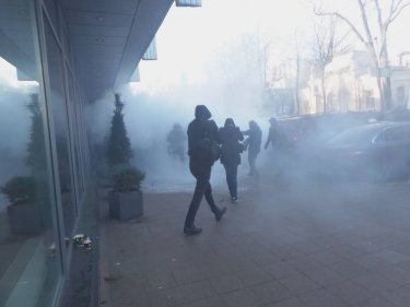 Фото 12 — Столкновения под Радой: противники рынка земли устроили потасовку с полицией (ФОТО, ВИДЕО)