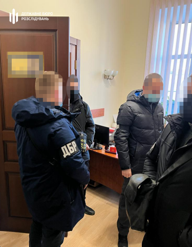 Фото 4 — Воровство на ремонте дорог в Чернигове: ГБР обыскало ОГА, мэрию и ряд компаний