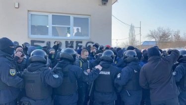 Фото 13 — Во Львове "Нацкорпус" устроил столкновения с полицией на предприятии Козака (ФОТО, ВИДЕО)