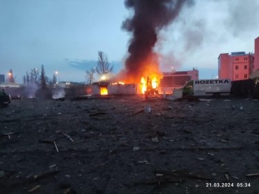 Фото 4 — В результате ракетной атаки РФ в Киеве поврежден состав Rozetka