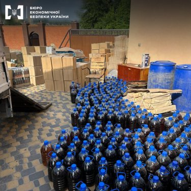 Фото 3 — Под Киевом нашли подпольный цех по производству алкоголя: вывезли 12 тонн фальсификата (ФОТО)