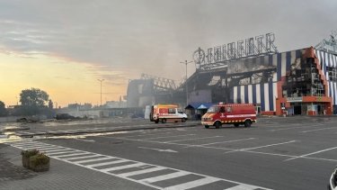 Фото 5 — Россия атаковала реактивными дронами "Эпицентр" в Николаеве: есть пострадавшие (ФОТО)