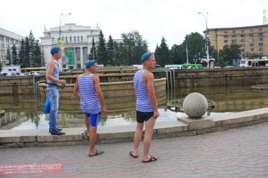 Фото 18 — В День десантника отключили фонтаны, но без жертв не обошлось (ФОТО)