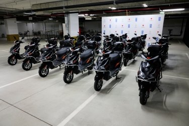 Фото 3 — Япония и ПРООН передали Минсоцполитики 200 электроскутеров для соцработников