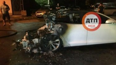 Фото 3 — Экс-главе Офиса президента Богдану неизвестные сожгли автомобиль Tesla (ФОТО, ВИДЕО)