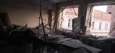 Фото 2 — В Харьковской области россияне обстреляли предприятие по производству масла и здание пожарно-спасательной части