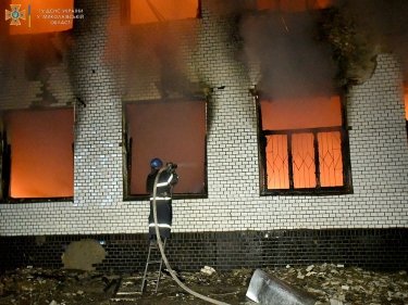 Фото 10 — Николаев снова под обстрелами: разрушен травмпункт, сгорел склад с лекарствами, есть раненые (ФОТО)