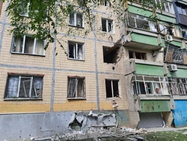 Фото 2 — Оккупанты дважды обстреляли Никополь из тяжелой артиллерии: повреждены пятиэтажки, есть раненая (ФОТО)