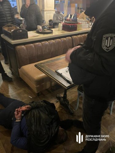 Фото 3 — ГБР показало задержание таможенника, требовавшего взятки за экспорт зерна через порт Черноморска (ФОТО)