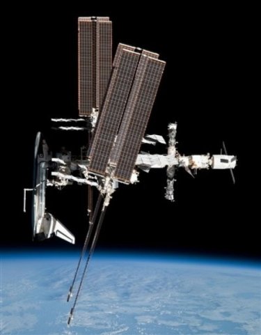 Фото 3 — NASA показали уникальные фотографии шаттла Endeavour и МКС