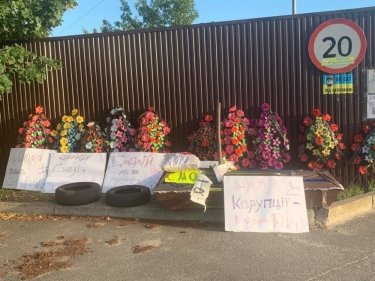 Фото 2 — Неизвестные подбросили гроб и венки в поселок, где живет экс-глава НБУ Смолий (ФОТО)