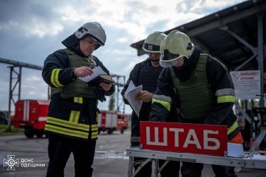 Фото 4 — В ходе атаки на порт "Пивденный" разрушен терминал производителя растительных масел "Дельта Вилмар", на месте пожар
