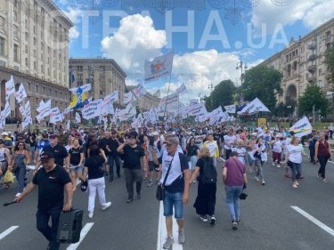 Фото 19 — На Майдане произошли столкновения SaveФОП и силовиков: хотели пронести к ОП гроб с венками