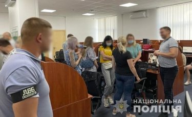 Фото 2 — Полиция накрыла коллекторов, выбивавших долги от имени НАПК и с угрозой порнорассылки