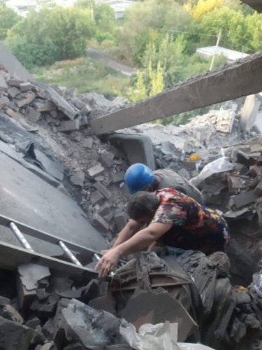 Фото 9 — Россияне обстреляли Торецк: из-под завалов разрушенного дома спасатели изъяли два тела