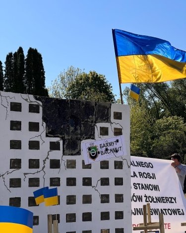 Фото 2 — Активисты установили инсталляцию у памятника советским солдатам в Варшаве, куда пытался прорваться российский посол (ФОТО/ВИДЕО)