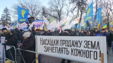 Фото 4 — Столкновения под Радой: противники рынка земли устроили потасовку с полицией (ФОТО, ВИДЕО)