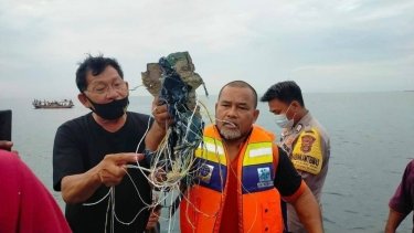 Фото 2 — В Индонезии самолет Boeing с около 60 пассажирами пропал с радаров — рядом нашли обломки
