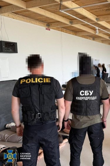 Фото 2 — Фейкові криптопроєкти: кол-центр на Закарпатті з 70 операторами обкрадав європейців