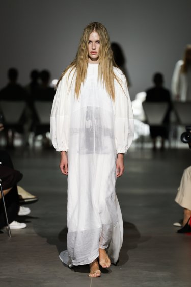 Фото 12 — Ukrainian Fashion Week SS27: ремесло, реконструкция и показ в укрытии