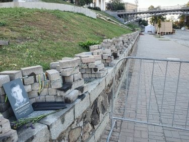 Фото 33 — В Киеве разгромили скандальную выставку на Аллее Небесной Сотни: есть задержанные (ФОТО)