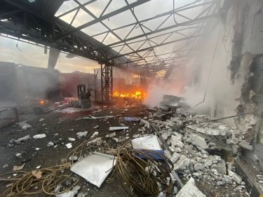 Фото 5 — Росія тричі за добу атакувала дронами  депо "Нової пошти" у Харкові