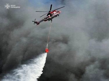 Фото 8 — Удар по складам "Эпицентра" под Киевом: пожар тушили более 10 часов