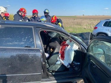 Фото 24 — На окружной Ровно микроавтобус влетел в легковушку: погибло двое, включая младенца (ФОТО)