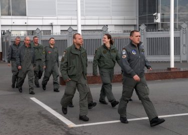 Фото 3 — 19 майдановцев и 5 солдат внутренних войск будут лечить в Германии на частные пожертвования