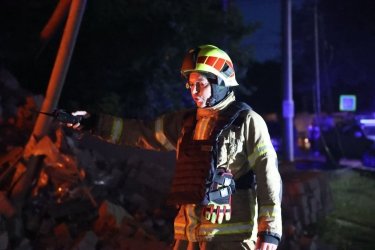Фото 3 — Войска РФ нанесли удар по Днепру, попав во многоэтажку и здание СБУ: есть пострадавшие (ФОТО, ВИДЕО)