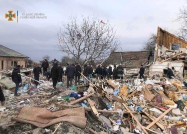 Фото 3 — В селе к югу от Киева из-за обстрела погибли пять человек, разрушены дома (ФОТО)