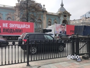 Фото 6 — Возле Рады стоят три грузовика с баннерами за отставку директора НАБУ Сытника (ФОТО)