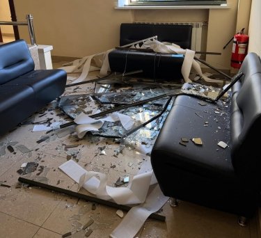 Фото 2 — У Києві пошкоджена будівля Вищого антикорупційного суду внаслідок російського обстрілу