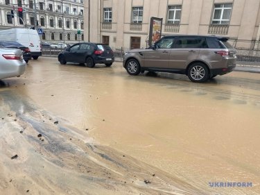 Фото 2 — Улицу в центре Киева залило грязной горячей водой (ФОТО, ВИДЕО)