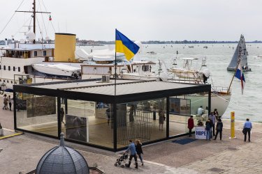 Фото 3 — Министра культуры Кириленко поблагодарили за самоликвидацию украинские участники Венецианской биеннале