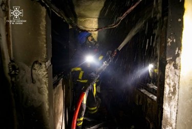 Фото 8 — Ночная атака на Киев: обломки сбитых дронов повредили жилые дома: есть пострадавшие (ФОТО)