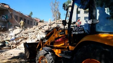 Фото 9 — Число погибших в результате авиаудара по школе в Орехове выросло до семи (ФОТО, ВИДЕО)