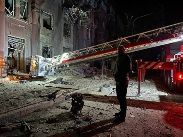 Фото 3 — Российская ракета попала в многоэтажку в Запорожье: есть погибшие и раненые (ФОТО)