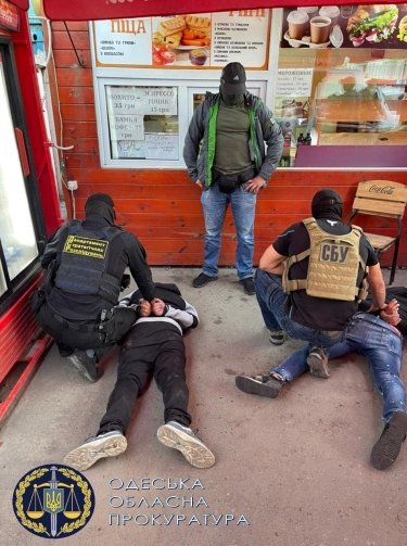 Фото 24 — В Одессе поймали трех членов Ндрангеты: пытались провезти 60 кг кокаина среди бананов