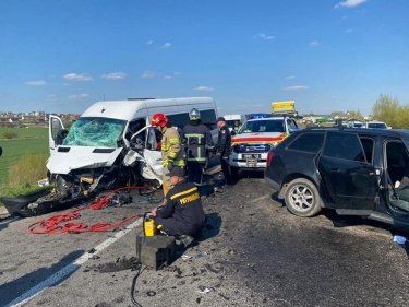 Фото 10 — На окружной Ровно микроавтобус влетел в легковушку: погибло двое, включая младенца (ФОТО)